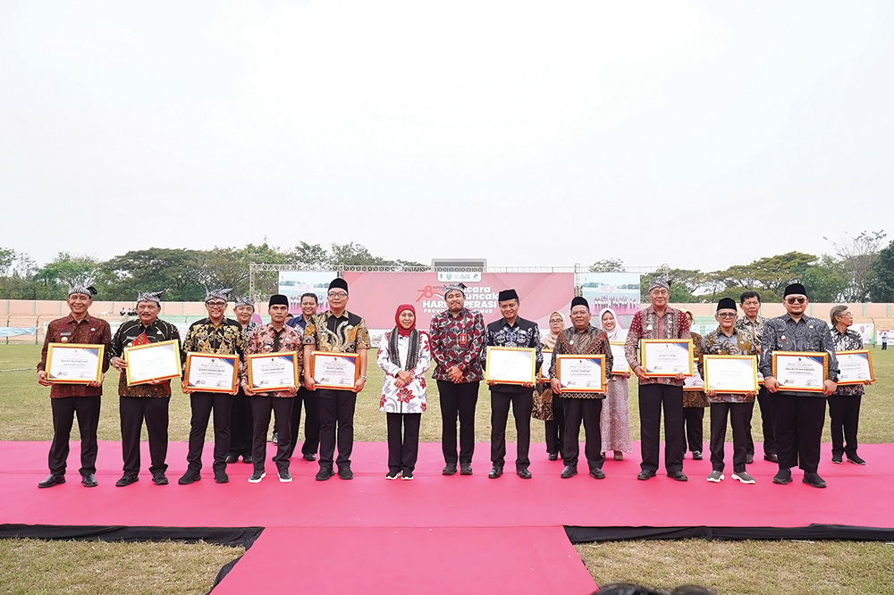 CEMERLANG: Bupati Marhaen foto bersama peraih penghargaan di peringatan Hari Koperasi.