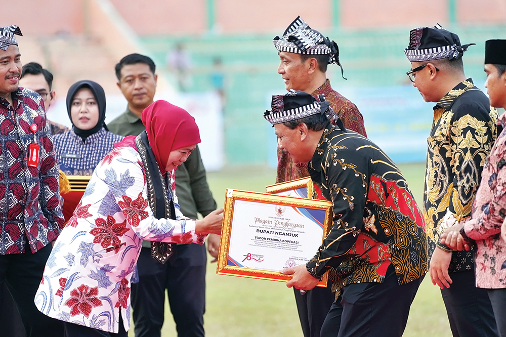 MEMBANGGAKAN: Bupati Marhaen Djumadi menerima penghargaan Tokoh Pembina Koperasi   dari Gubernur Jawa Timur Khofifah Indar Parawansa di Stadion Letjen H. Soedirman, Boj