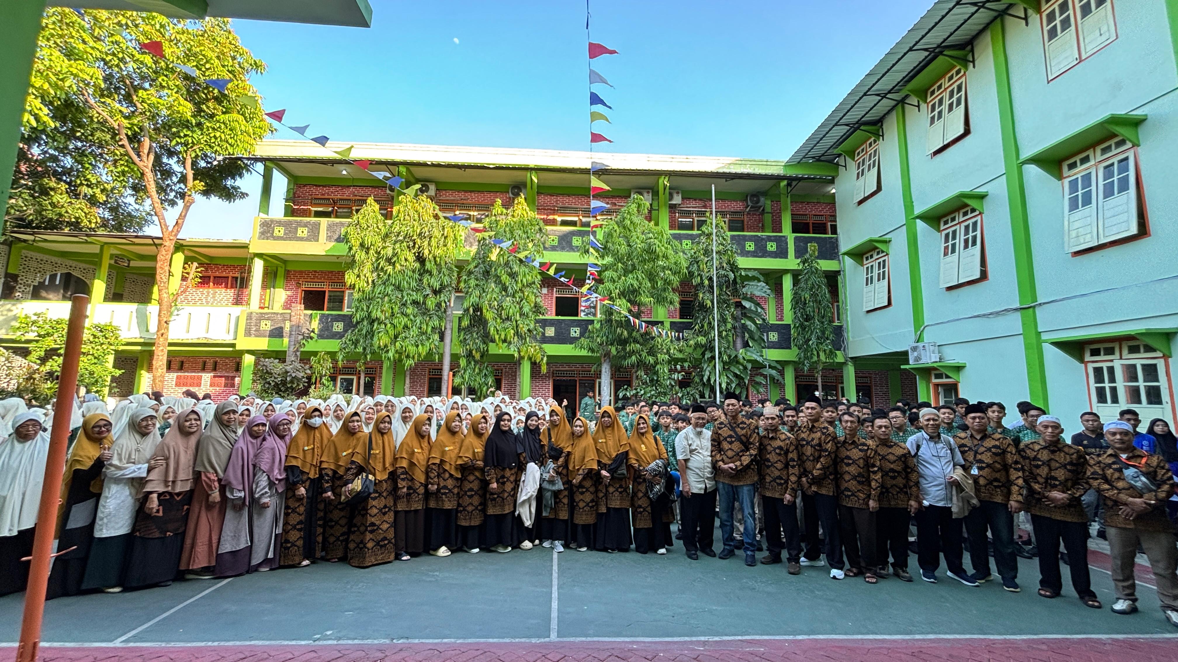 Wujud Apresiasi, YPI Baitul &lsquo;Izzah Beri Guru dan Karyawan Umrah ke Tanah Suci