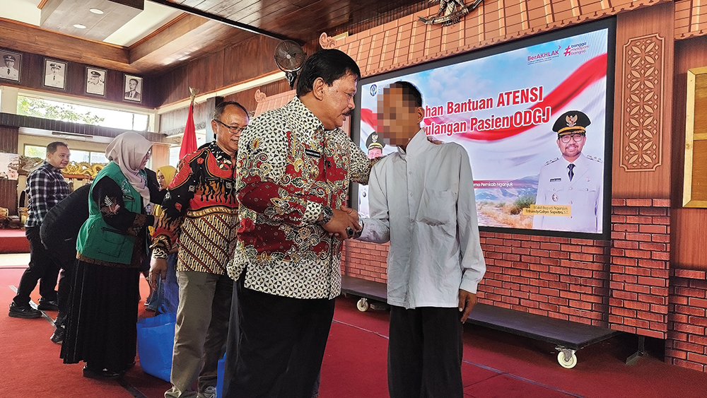 PULANG KAMPUNG: Bupati Marhaen menyalami ODGJ setelah mendapat perawatan di RSJ Menur.