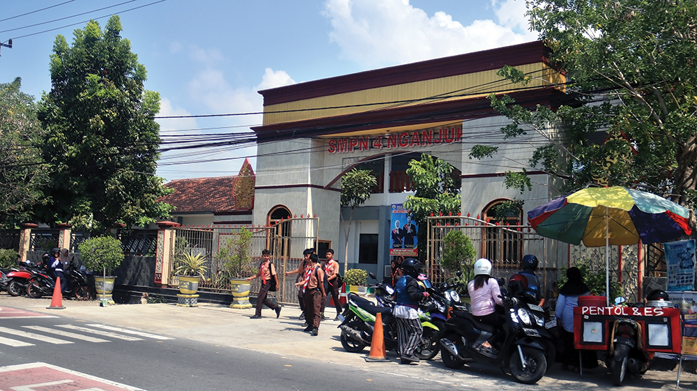 ANTUSIAS: Siswa SMPN 4 Nganjuk saat pulang sekolah kemarin. Sebanyak 70 siswa mendaftar Kompetisi Kompetensi Akademik.