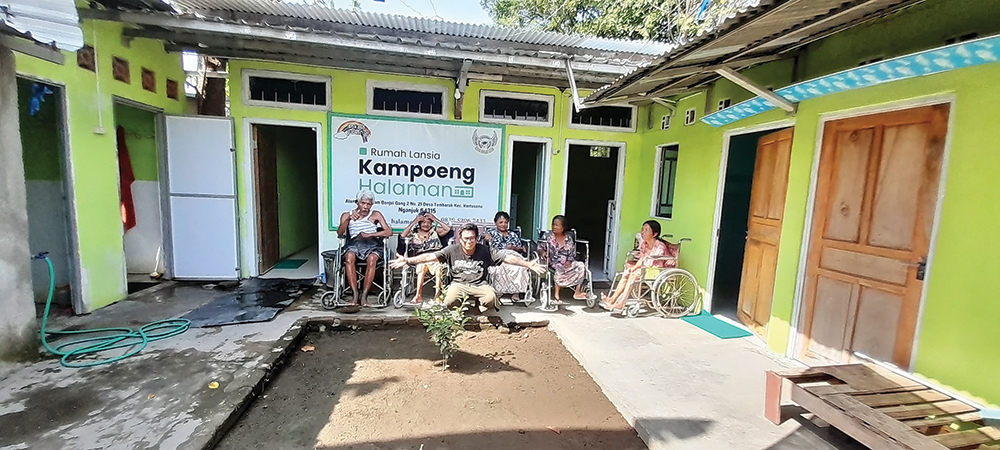 RAWAT SUKARELA: Endra Kurniawan foto bersama lansia yang dirawat di Kampoeng Halaman, Desa Tembarak, Kecamatan Kertosono.