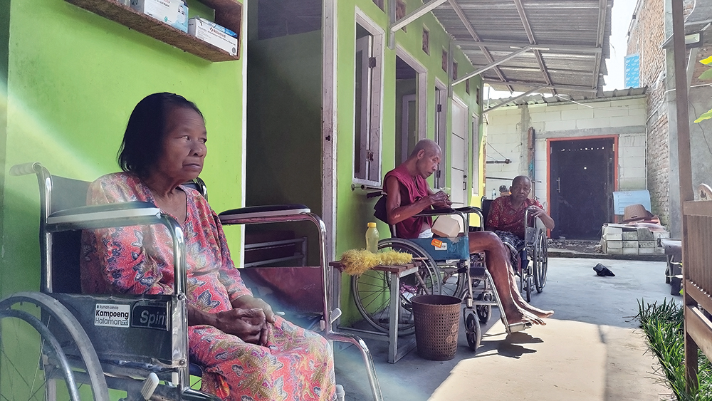 BUTUH PERHATIAN: Puluhan lanjut usia dirawat di Kampoeng Halaman, Desa Tembarak, Kecamatan Kertosono sejak tahun 2017. Mereka diberi tempat tinggal dan makan gratis set