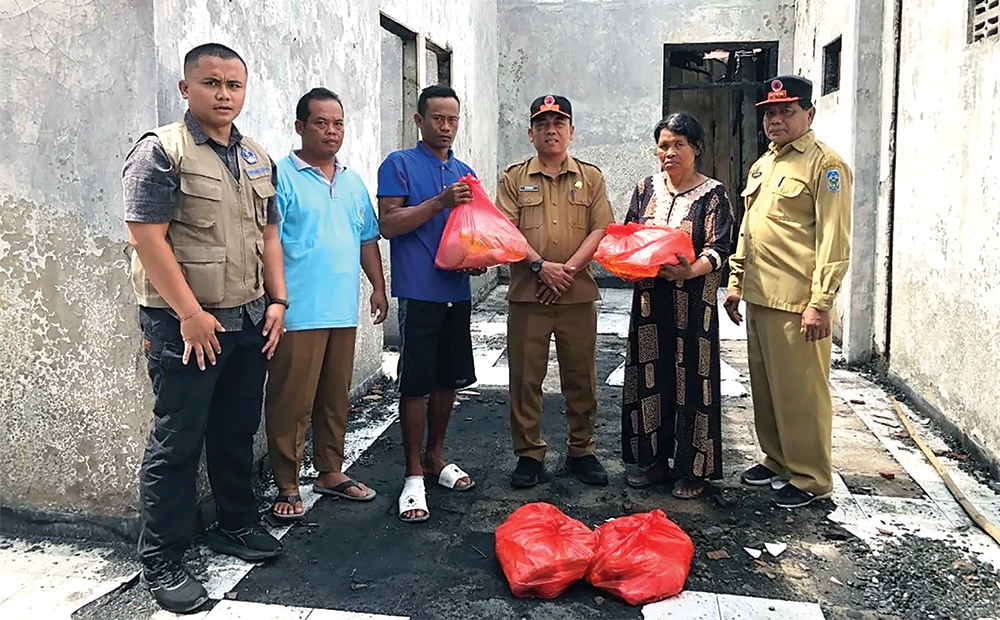SAT SET: Kalaksa BPBD Sutomo mengunjungi korban rumah terbakar.