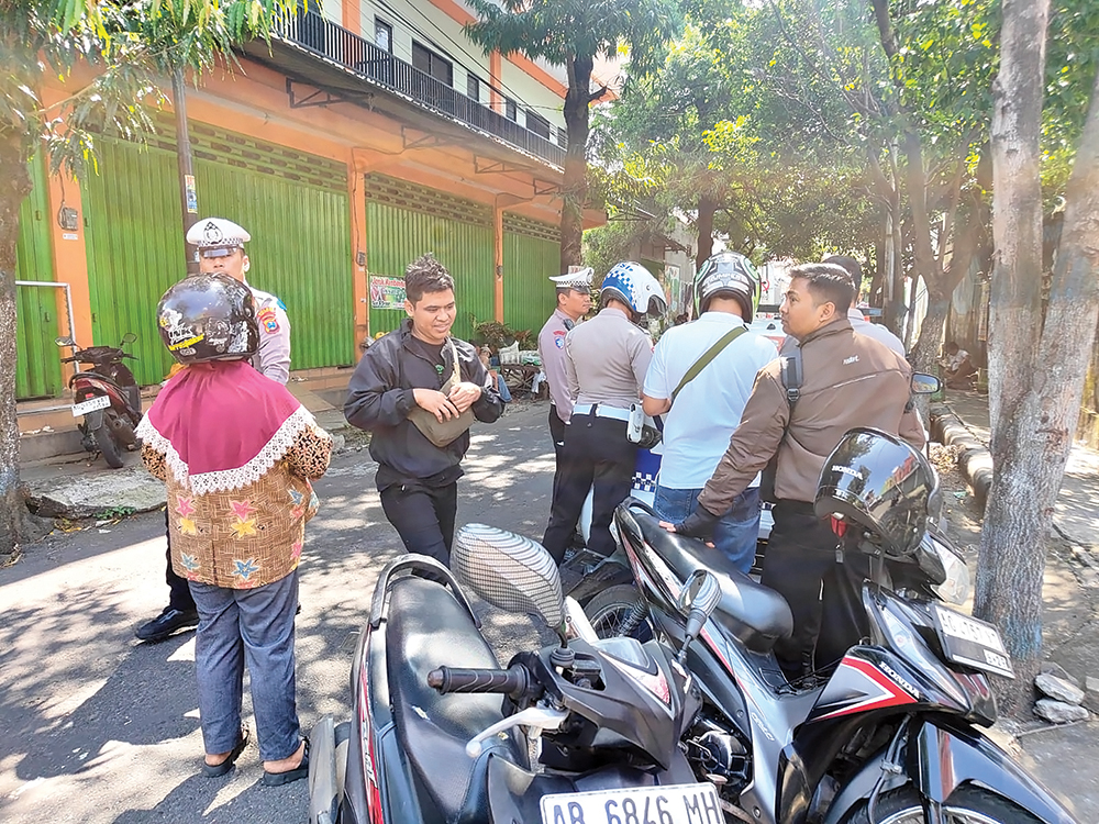 KENA TILANG: Pengendara sepeda motor yang melanggar rambu lalu lintas ditilang saat Operasi Semeru 2025. Operasi ini untuk tekan laka.