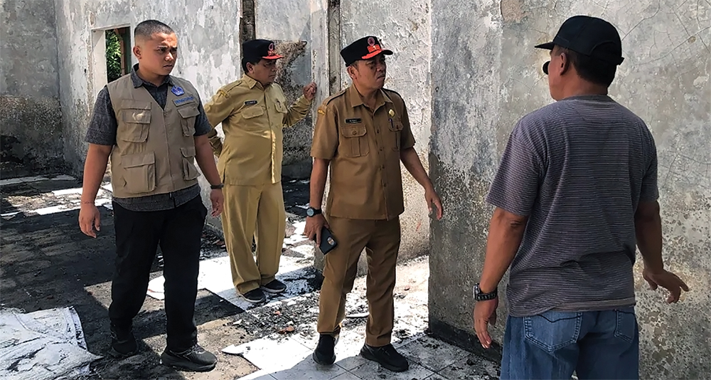TURUN LANGSUNG: Kepala Pelaksana (Kalaksa) Badan Penanggulangan Bencana Daerah (BPBD) Nganjuk Sutomo mengunjungi korban kebakaran di Desa Lengkonglor, Ngluyu