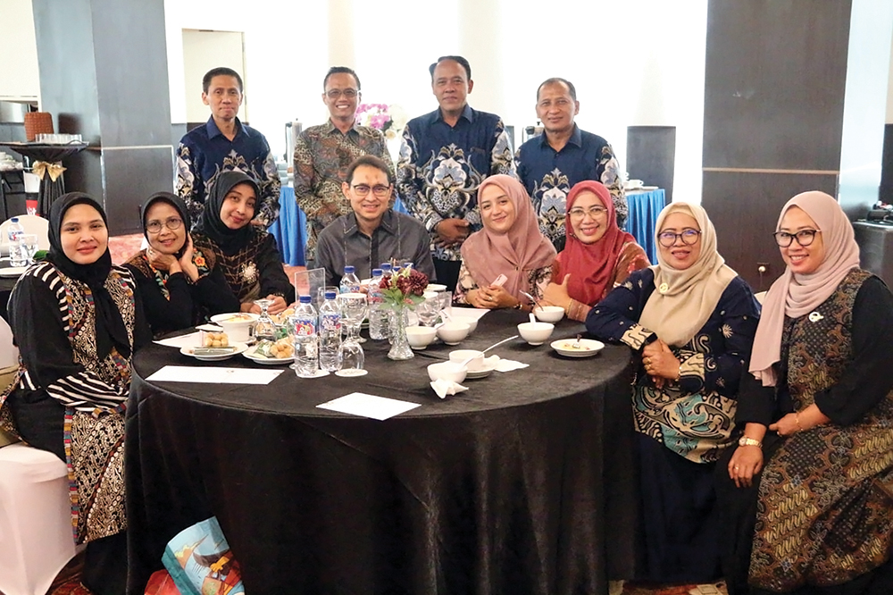 AKRAB: Mas Novi foto bersama anggota Koperasi Simpan Pinjam dan Pembiayaan Syariah (KSPPS) TAM Syariah.