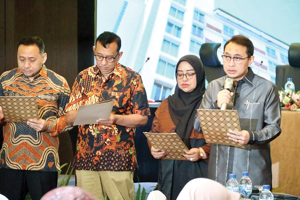 NAHKODA BARU: Haji Novi Rahman Hidhayat (paling kanan) saat mengucapkan sumpah dan janji setelah terpilih menjadi Ketua Umum KSPPS TAM Syariah.