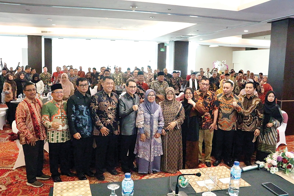 Mas Novi foto bersama usai pelantikan.