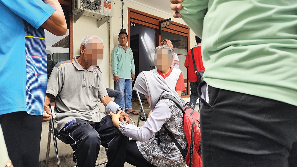 BAWA KE RSJ MENUR: TIm medis memeriksa tekanan darah ODGJ kemarin. Sebanyak 59 ODGJ dibawa ke RSJ.