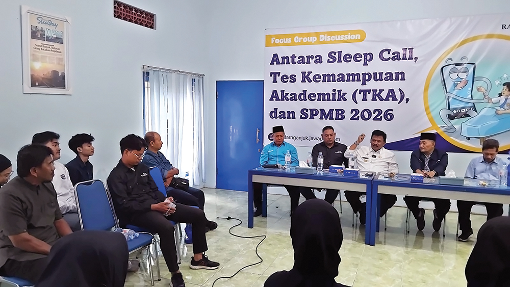 PILIH SKINCARE: Bupati Marhaen Djumadi mendengarkan curhat siswi terkait sleep call.