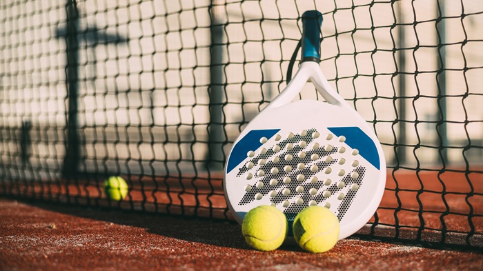 Ilustrasi  gambar raket padel dan bola padel