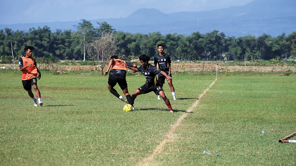 LATIHAN KERAS: Pemain Persenga junior saat berlatih. Mereka sukses masuk babak 16 besar Piala Soeratin U-17 tahun 2025.