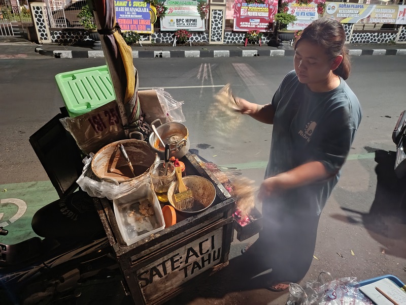 Sate ace yang berlokasi di Jalan Sudanco Supriadi, Kecamatan Mojoroto, Kota Kediri selalu ramai pembeli