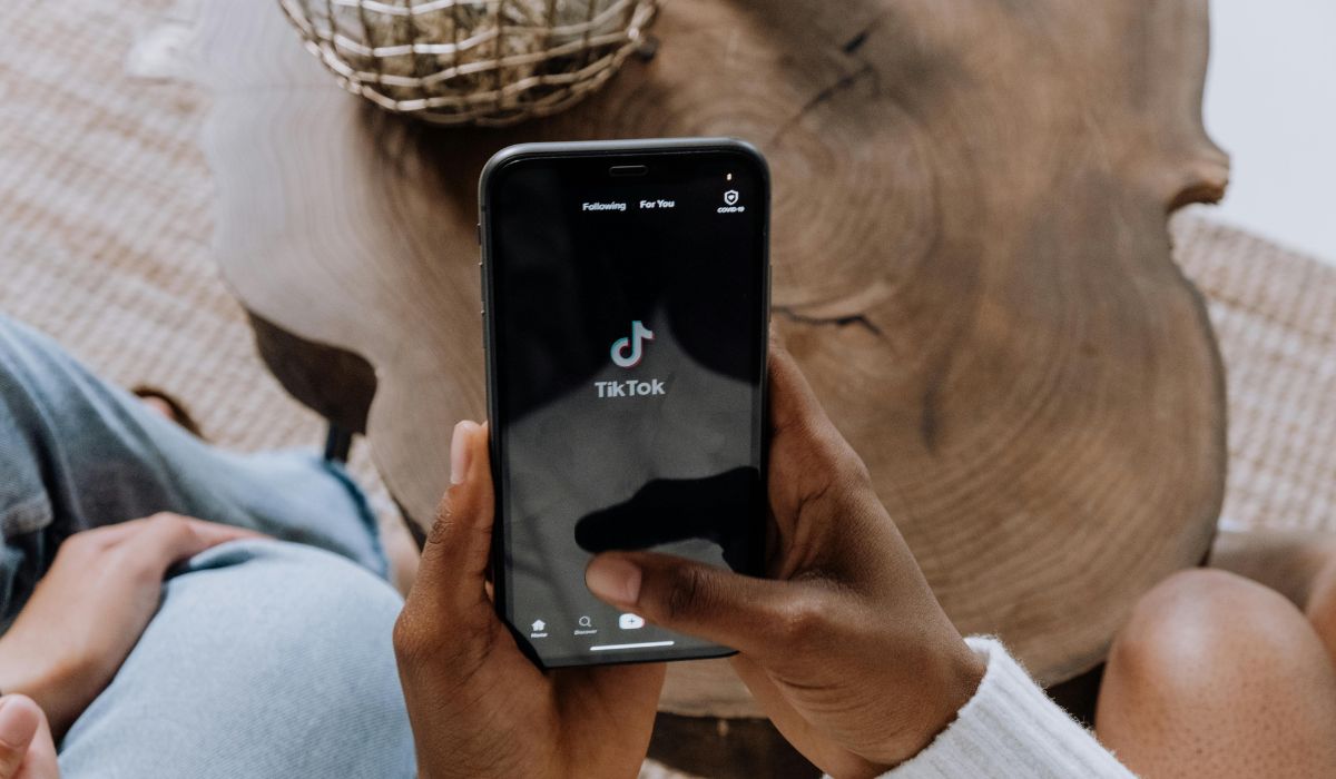 Ilustrasi - Orang Mengakses Tiktok di HP. Cottonbro studio/Pexels.
