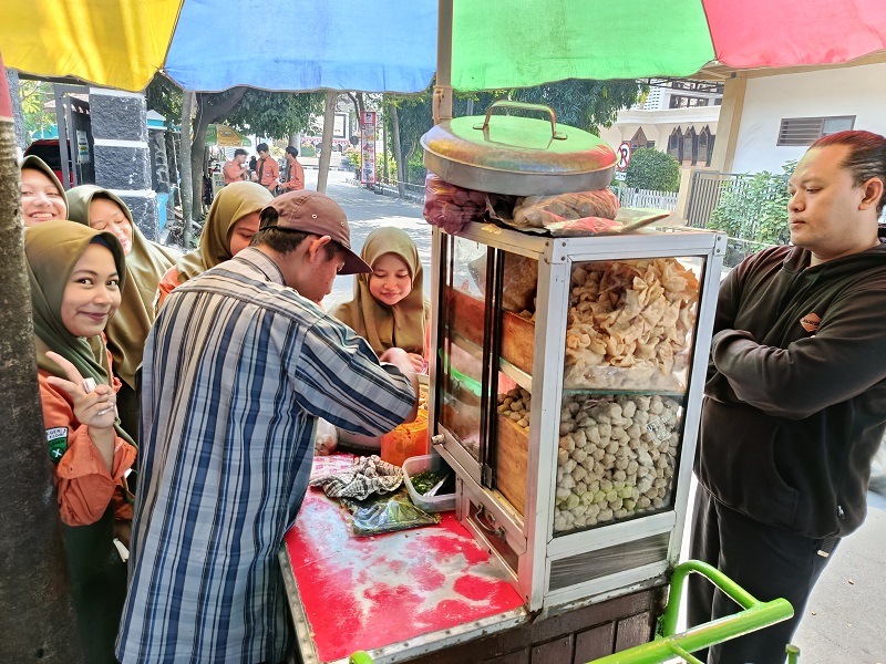 Pentol Pak Dedy yang berlokasi di SMKN 3 Kota Kediri selalu ramai terutama ketika jam makan siang