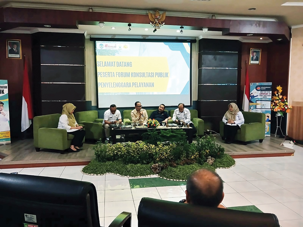 TINGKATKAN PELAYANAN: Sekda Nur Solekan beri usulan saat forum konsultasi publik di RSD Nganjuk.