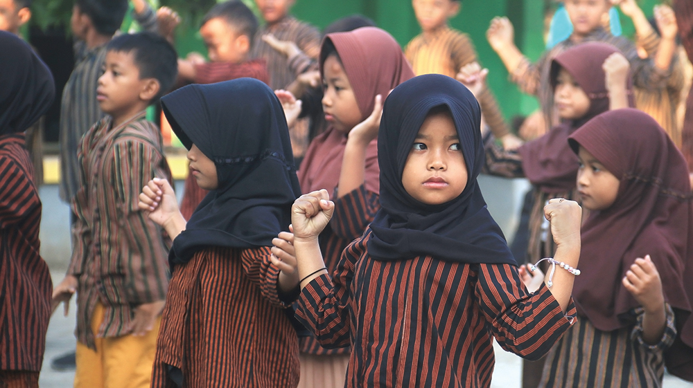 SEMANGAT: Siswi SDN 4 Kapas berolahraga dengan memakai baju lurik saat Kamis Jawa, kemarin.