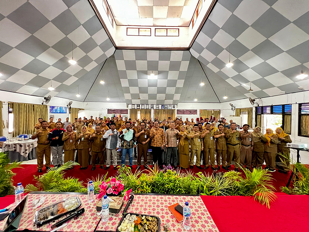 SINERGI POSITIF: Komite, kepala SMA/SMK Negeri foto bersama narasumber dan Plt Kacabdin Nganjuk Iwan Triyono.