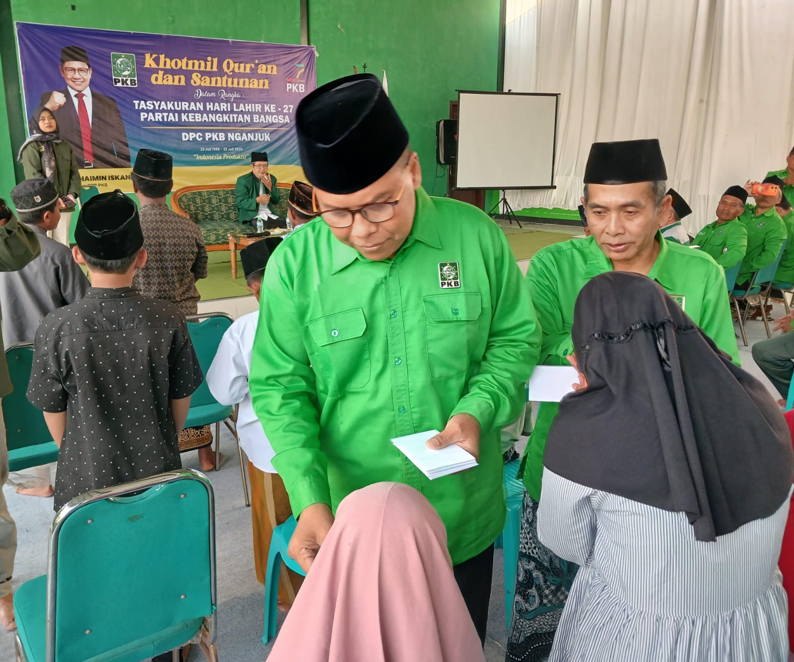 Gus Isom memberi santunan anak yatim pada peringatan Harlah ke 27 PKB