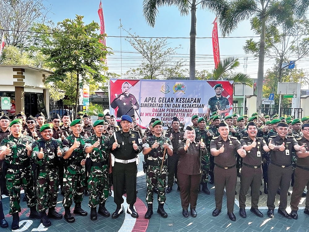 KOLABORASI: Kajari Nganjuk Ika Mauluddhina foto bersama saat apel kesiapan kemarin. Kejaksaan akan dijaga anggota TNI.