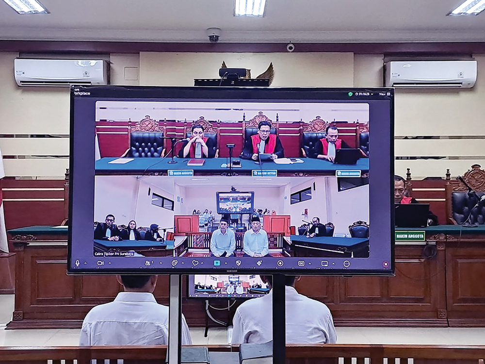 TERSANDUNG KORUPSI: Kades Banarankulon Mujiono dan Bendahara Darmaji mendengarkan vonis hakim.