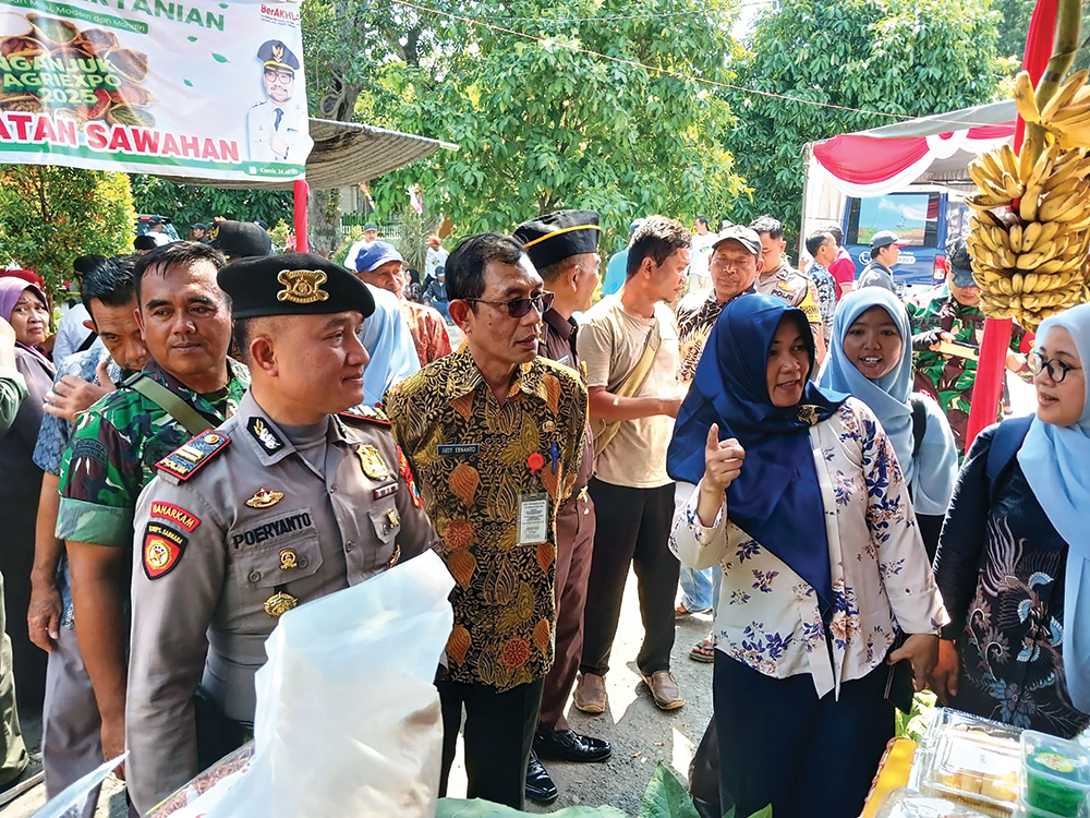 PERINGATI HARI KRIDA PERTANIAN: Kepala Disperta Ida Shohibatin dan Asisten Ekbang Judi Ernanto meninjau stan Nganjuk Agriexpo di halaman Kantor Dinas Pertanian Kabupaten Nganjuk kem