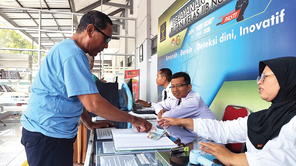 MAKIN KETAT: Pembesuk menitipkan uang untuk warga binaan Rumah Tahanan (Rutan) Kelas IIB Nganjuk kemarin. Makanan dari luar distop.