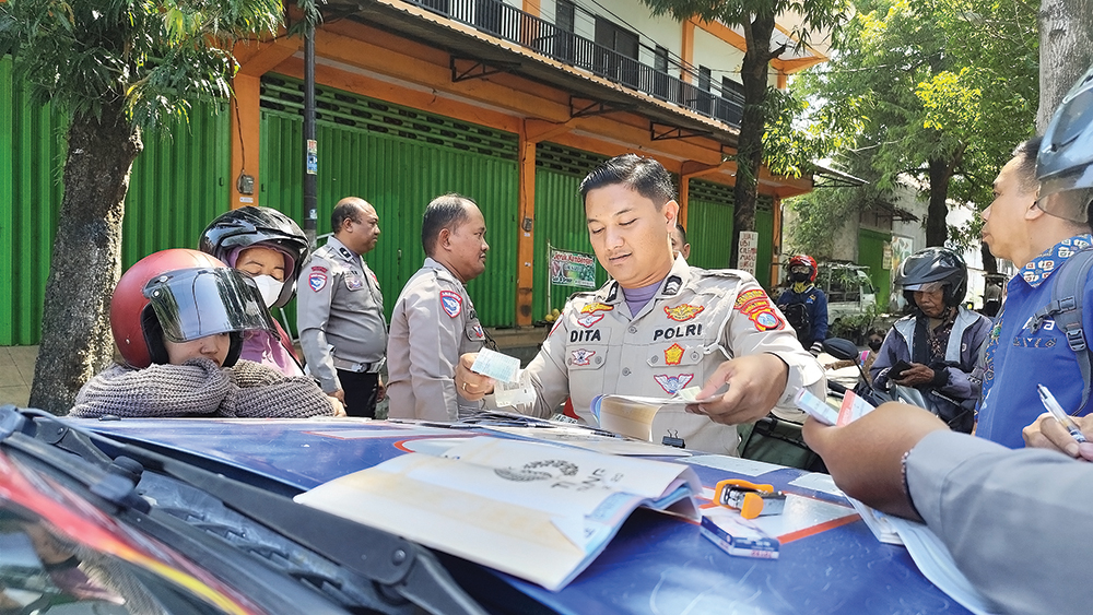 TINDAK TEGAS: Petugas Satlantas Polres Nganjuk menilang pengendara sepeda motor yang masih di bawah umur saat Operasi Patuh Semeru 2025.