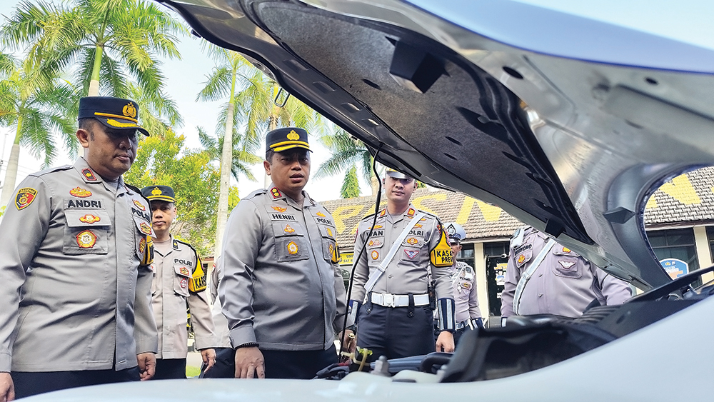 CEK KESIAPAN: Kapolres Nganjuk AKBP Henri Noveri Santoso mengecek kendaraan untuk Operasi Semeru.