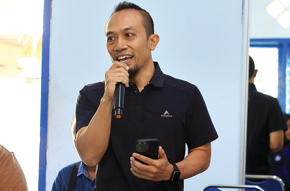 BERI SOLUSI: Ketua Pertina Nganjuk Ari Susilo Pambudi mengajak siswa rajin berolahraga untuk menghilangkan kecanduan sleep call.