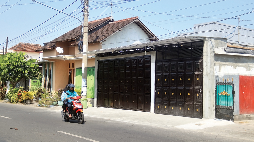 TAK BOLEH BEROPERASI: Kantor koperasi milik Ayub tutup kemarin. Polisi larang koperasi itu beroperasi.