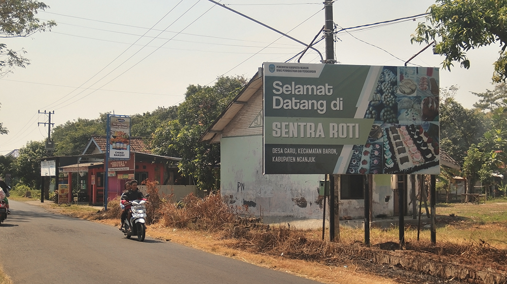 SENTRA ROTI KOTA ANGIN: Pengendara sepeda motor melintas di Desa Garu, Kecamatan Baron yang menjadi sentra roti di Kabupaten Nganjuk kemarin.
