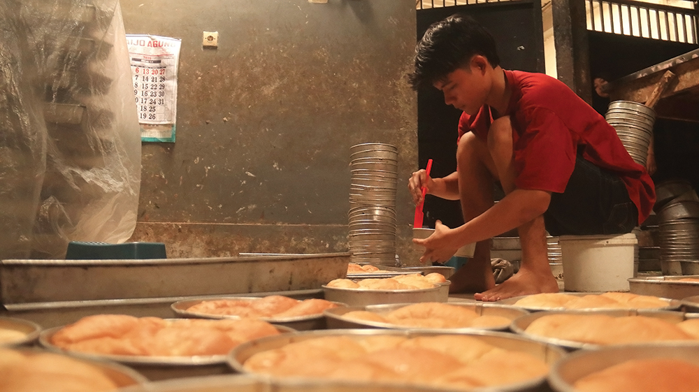 PRODUKSI RUMAHAN: Pembuat roti di Desa Garu, Kecamatan Baron menerima pesanan dari berbagai daerah setiap hari.