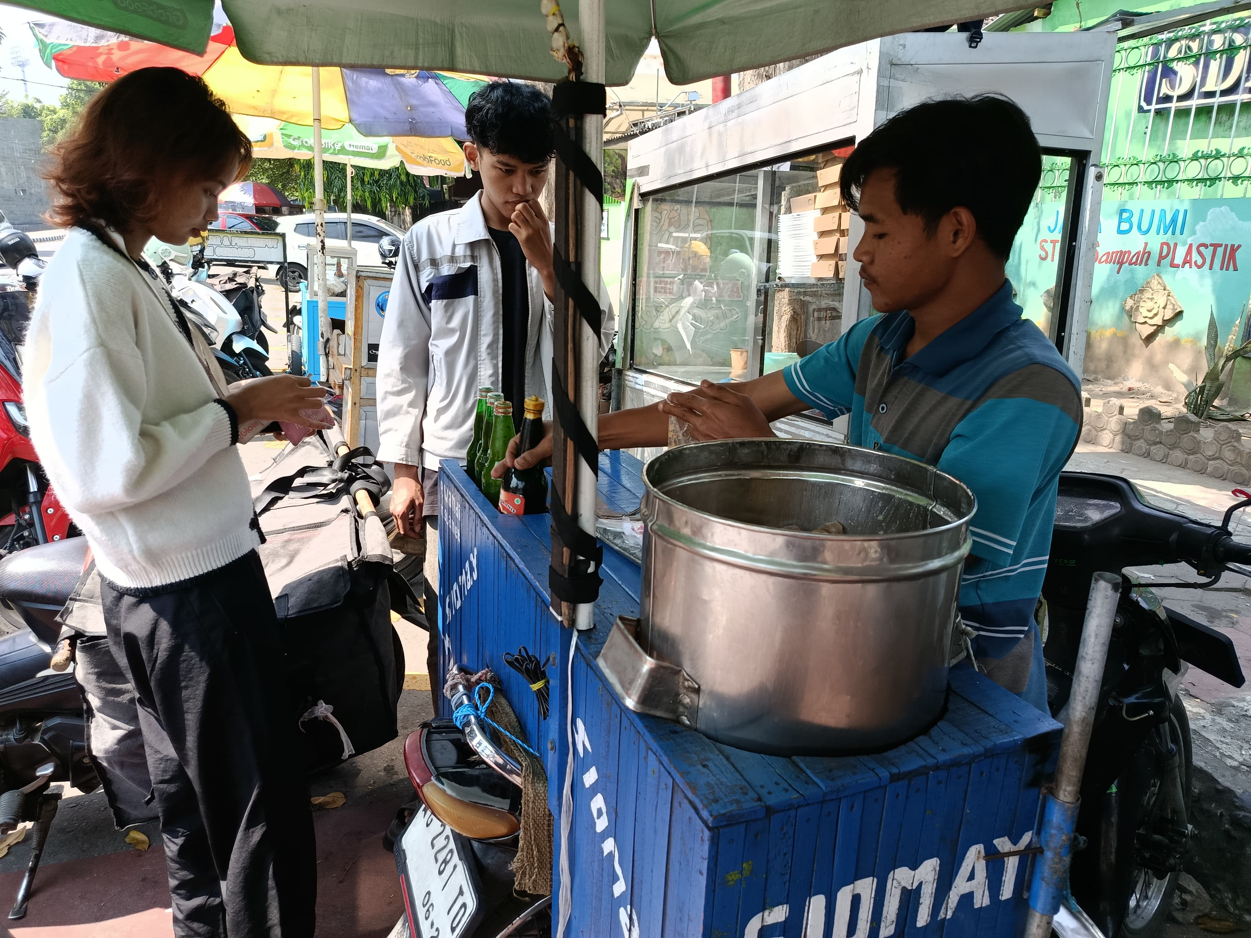 Simoay yang berlokasi di depan  kompleks SDN Banjaran Kota Kediri yang selalu ramai pembeli