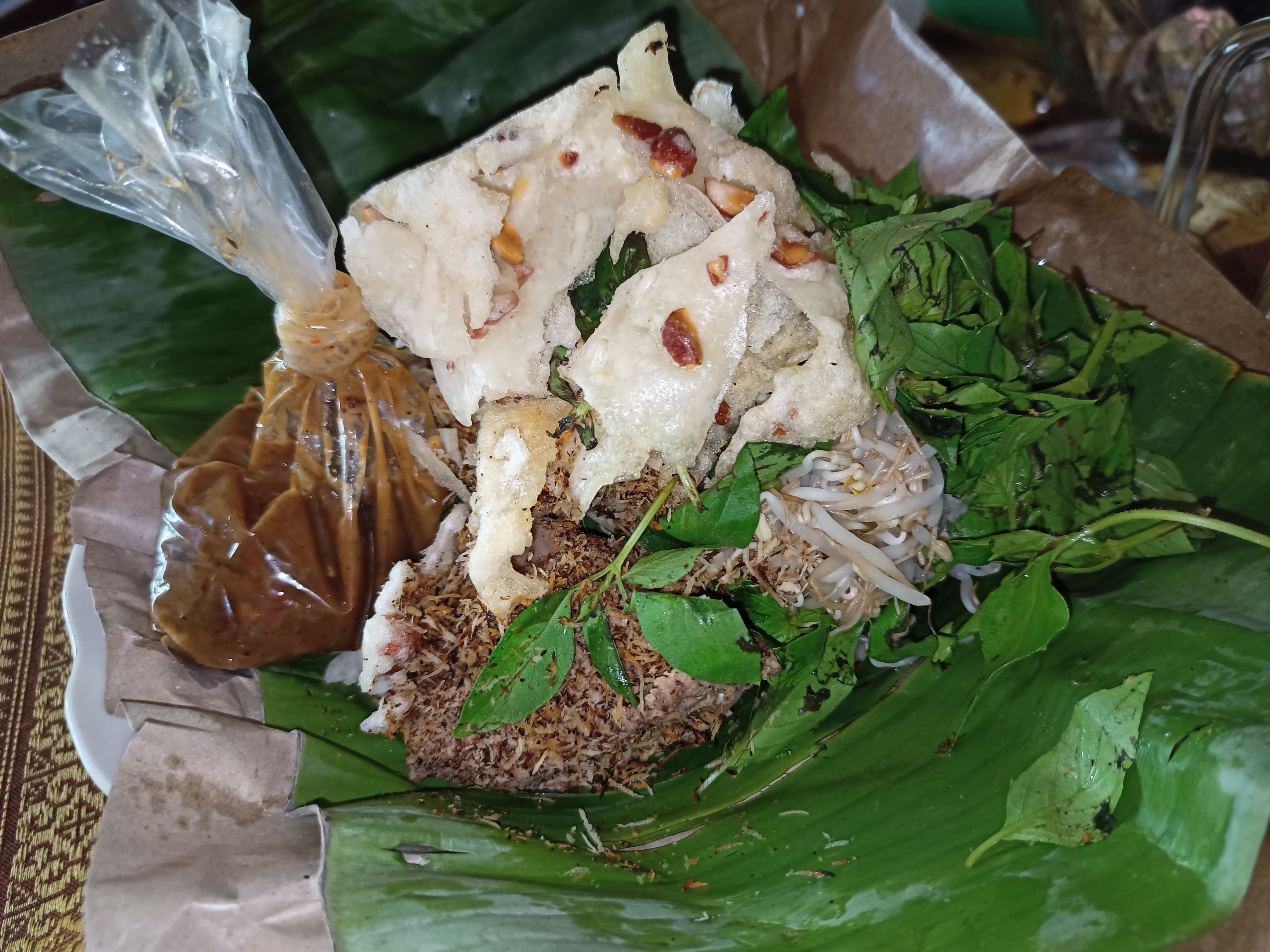 Nasi Pecel Bu Djoyo dengan lauk empal