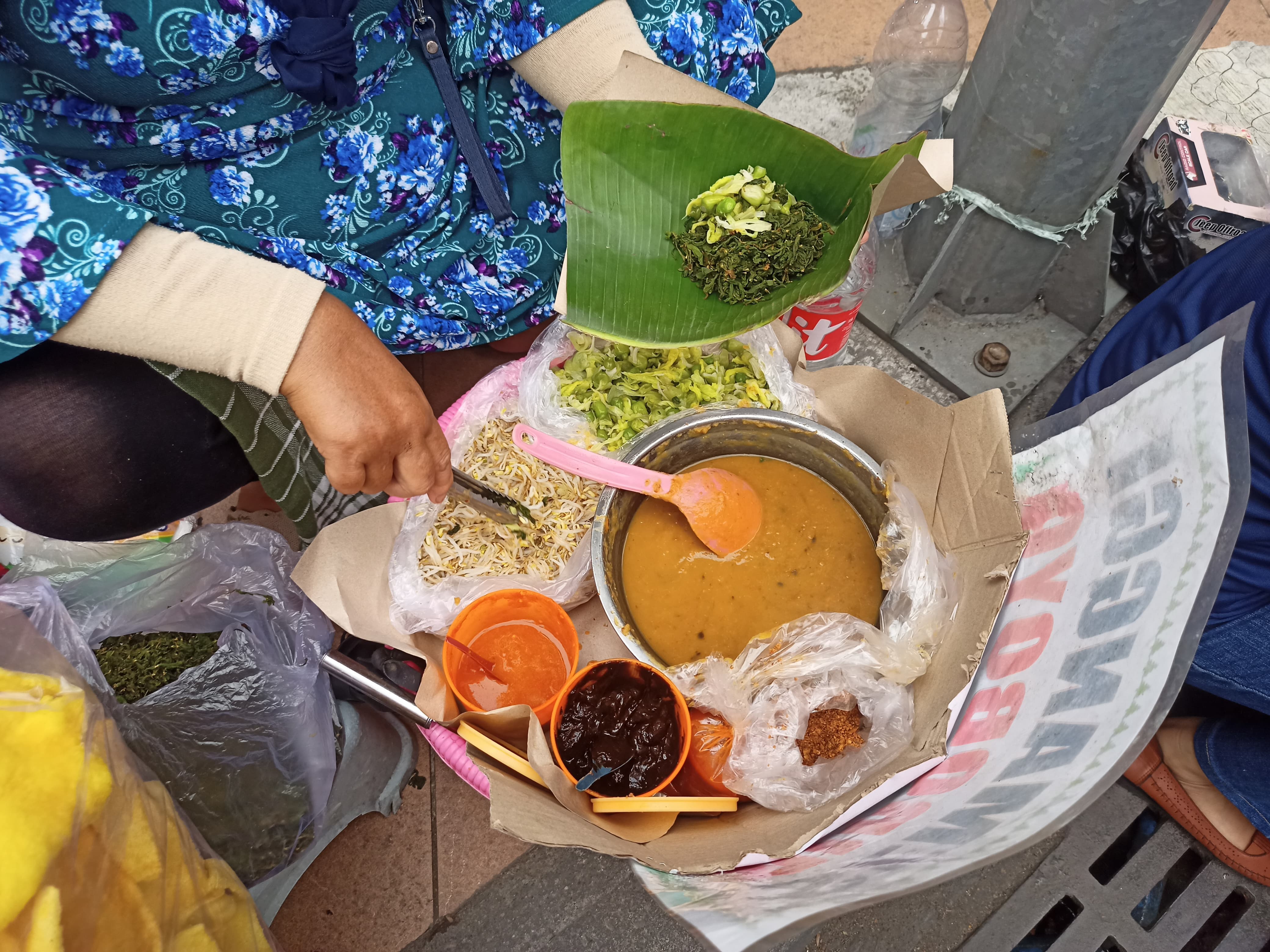 Pecel semanggi adalah makanan khas asal Kota Surabaya yang bisa ditemukan di Car Free Day Jalan Darmo.