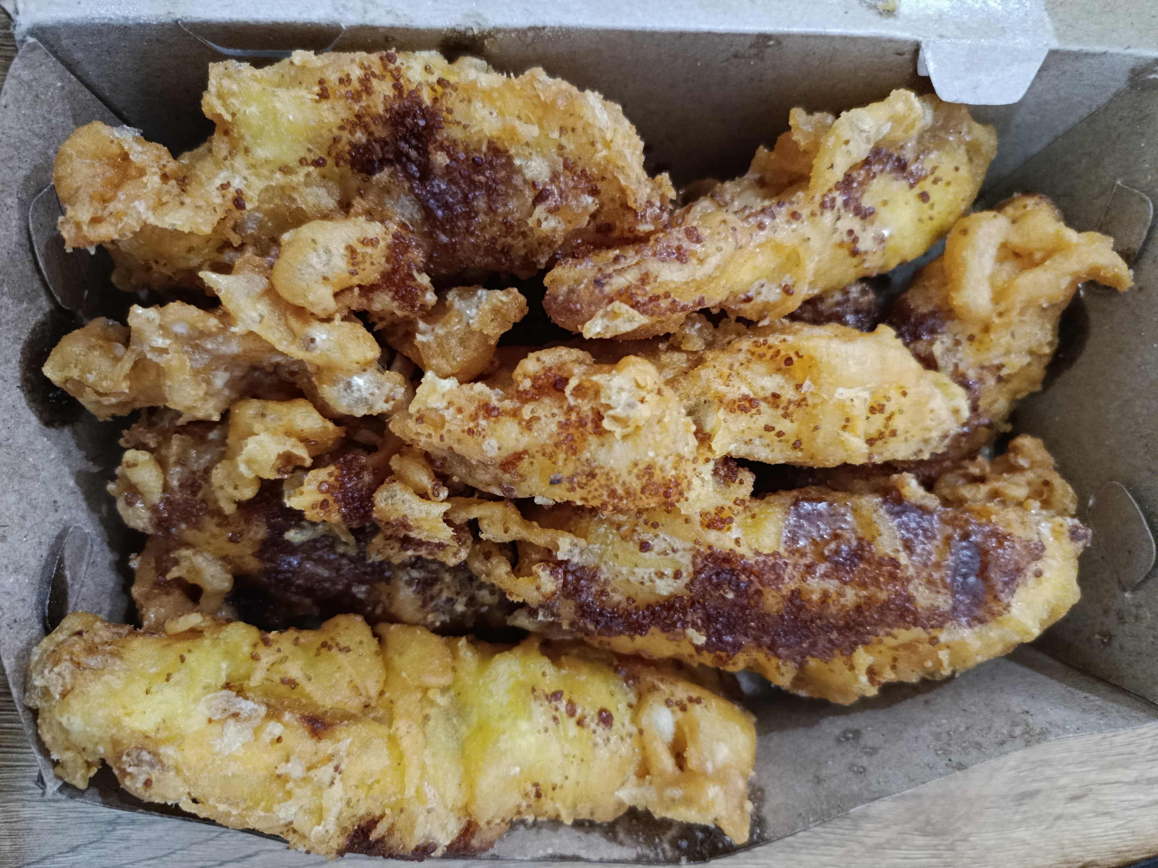 Pisang goreng dengan toping susu kental manis dan gula palem