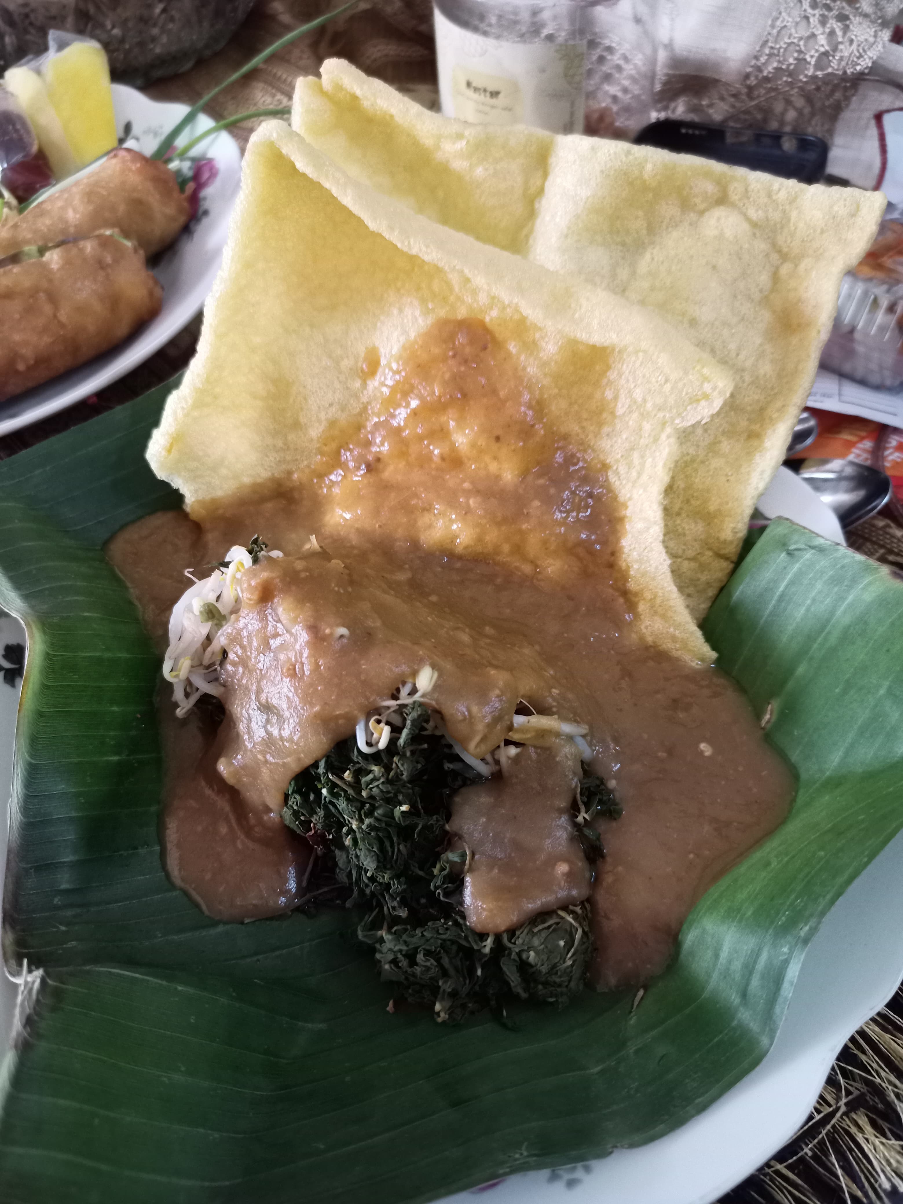 Pecel semanggi bumbuya menggunakan ubi jalar, kacang tanah, petis hingga gula merah