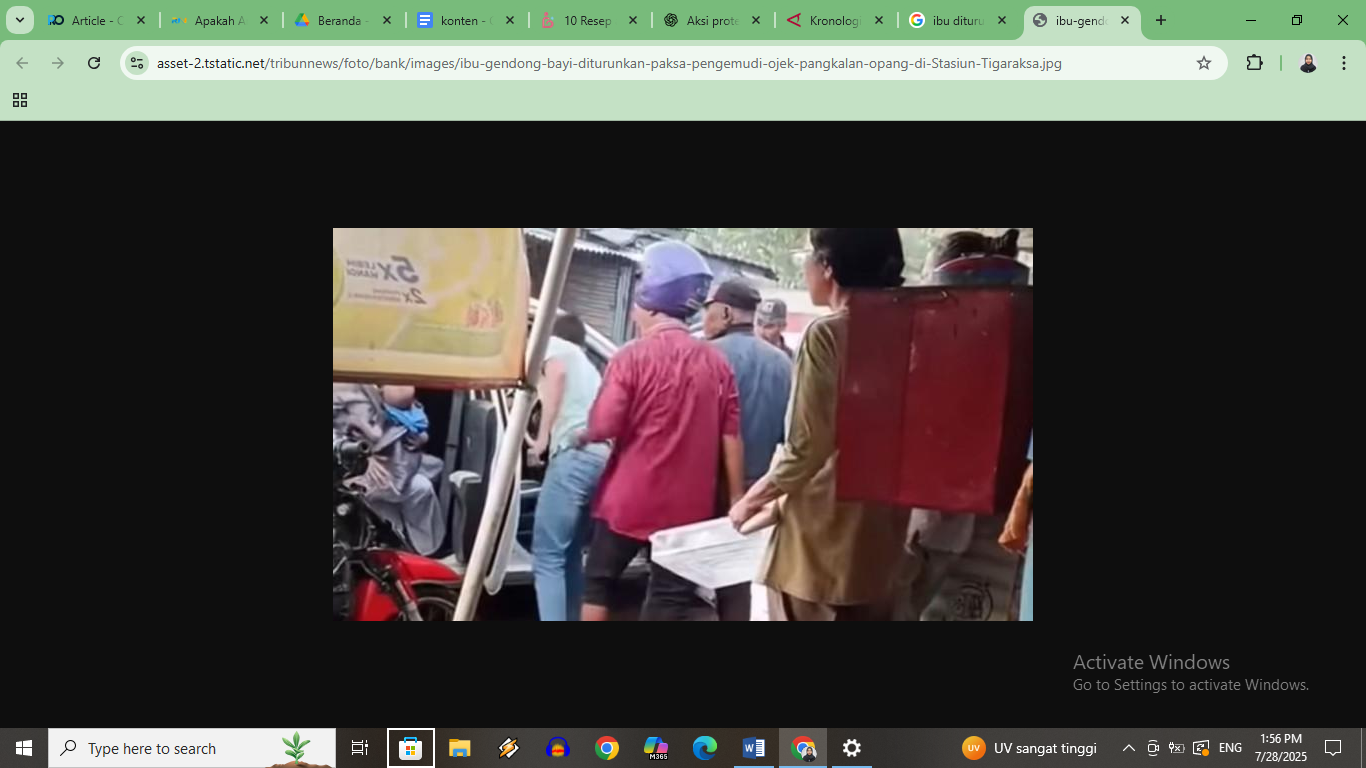 Ibu dan bayi diturunkan paksa oleh ojek pangkalan