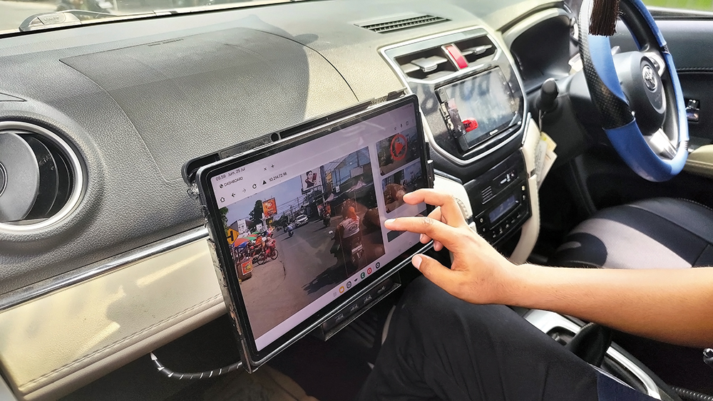 KENA TILANG: Pengendara sepeda motor tidak memakai helm di jalan raya. Pelanggaran paling banyak adalah tidak memakai helm.