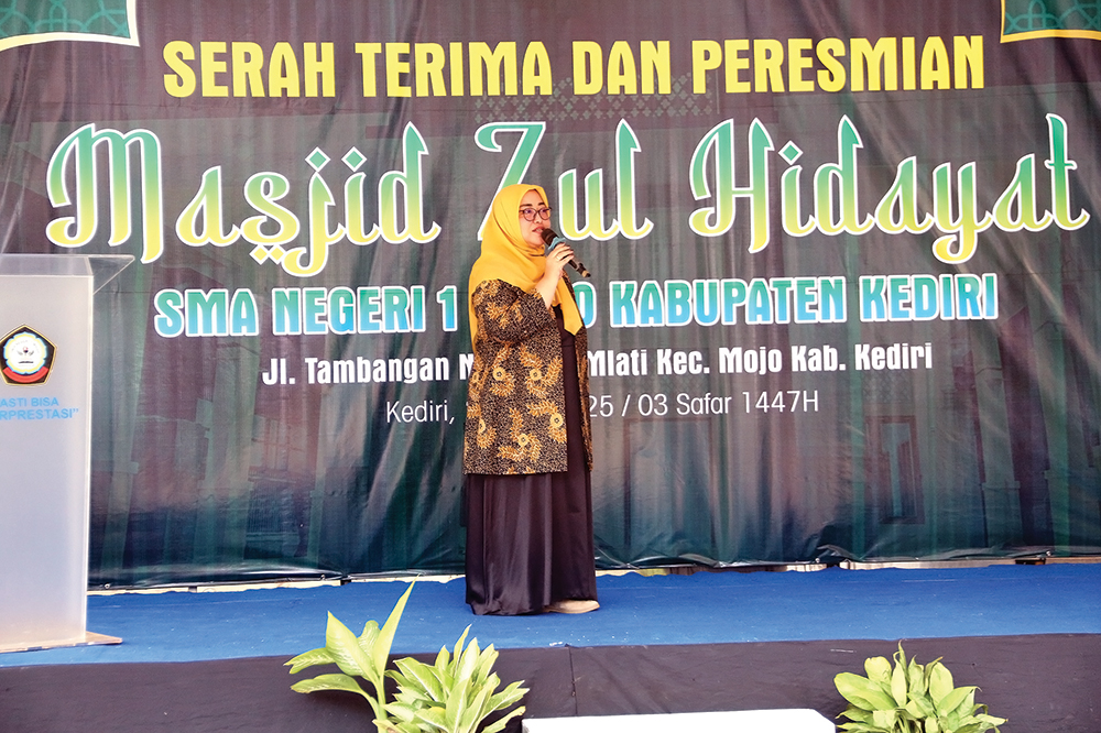 Mbak Zuli memberi sambutan saat peresmian Masjid Zuld Hidayat di SMAN 1 Mojo kemarin.