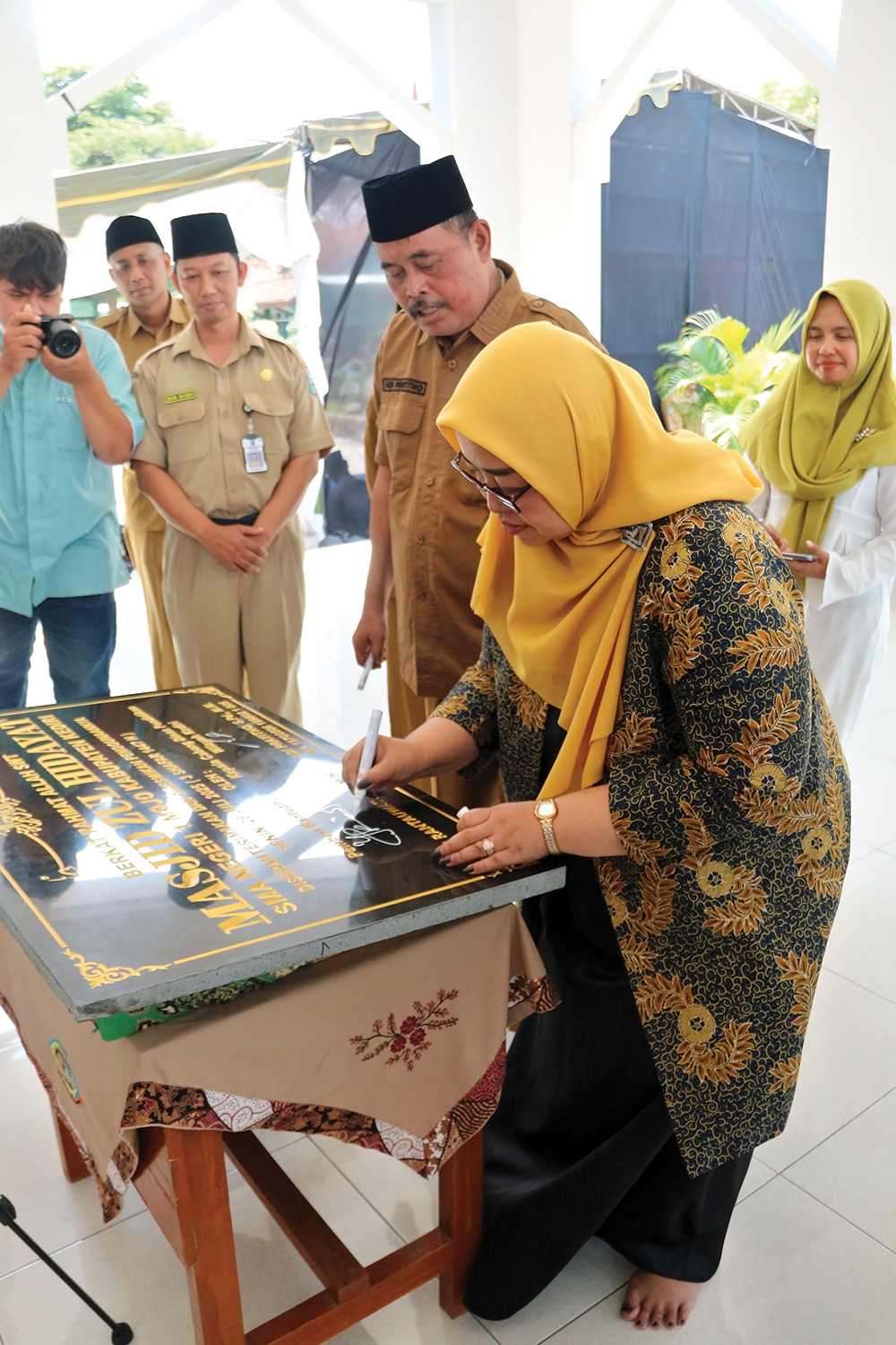 BANGUN MASJID: Mbak Zuli didampingi Kacandindik Jatim Wilayah Kediri Adi Prayitno meresmikan Masjid Zul Hidayat di SMAN 1 Mojo