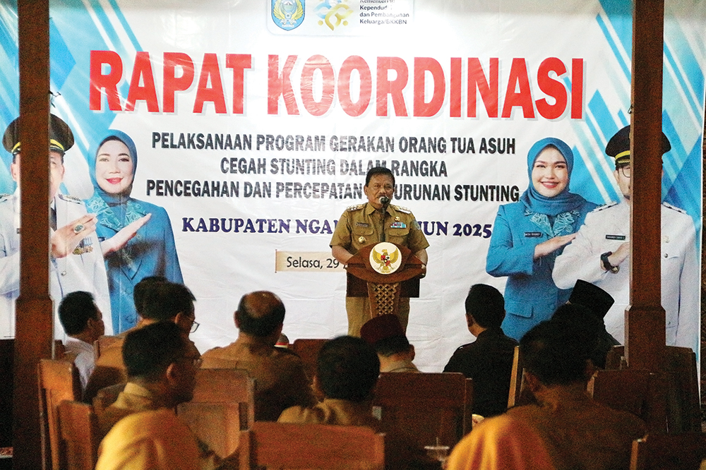 RAPAT KOORDINASI: Bupati Marhaen Djumadi memberi sambutan saat Rakor Gerakan Orang Tua Asuh Cegah Stunting kemarin.
