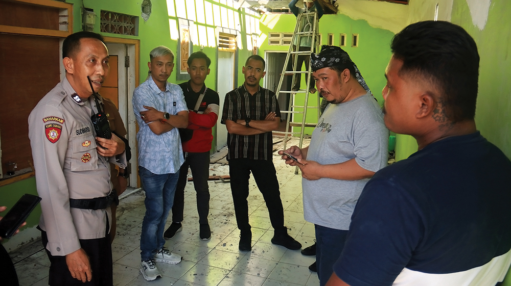 BANK TITIL: Anggota DPRD Raditya Haria Yuangga dan polisi saat sidak di ruko milik Ayub yang dijadikan kantor koperasi abal-abal.