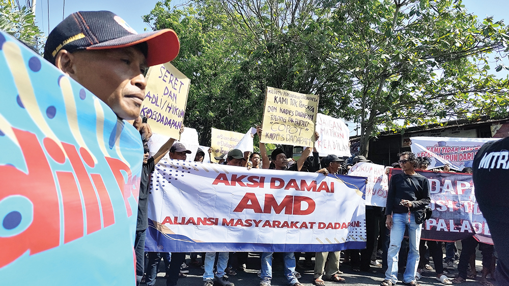 UNJUK RASA: Warga Desa Dadapan, Kecamatan Ngronggot menggelar aksi di depan Kantor Kejaksaan Negeri Nganjuk kemarin. Mereka mendesak kejaksaan usut dugaan korupsi dana desa.