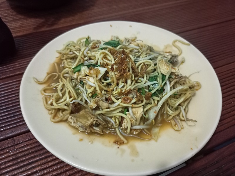 Mie Nyemek di Nasi Goreng dan Mie Anglo Blitar yang berada di Kota Surabaya