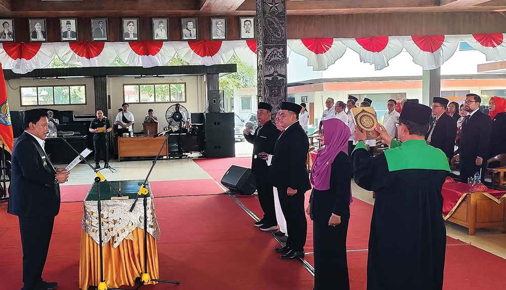 MUTASI BESAR-BESARAN: Bupati Marhaen melantik puluhan pejabat eselon III dan IV di pendapa kemarin.