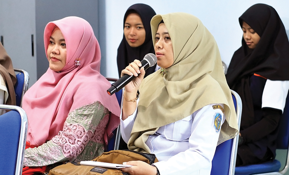 SUARA BU GURU: Guru SMPN 4 Nganjuk Ari Wijayanti minta orang tua jadi tempat curhat anak.