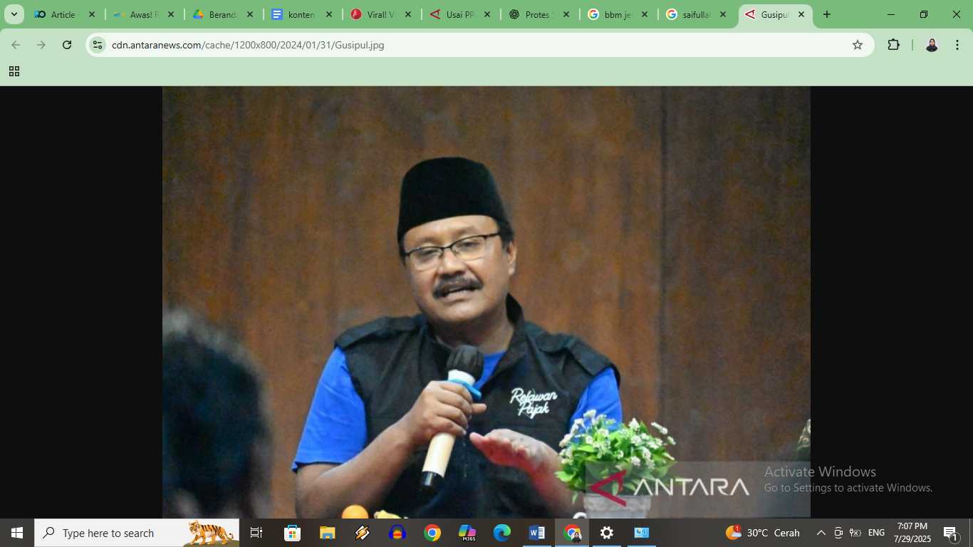 Menteri Sosial Saifullah Yusuf